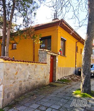 Двуетажна къща за продажба в кв. Овчарски