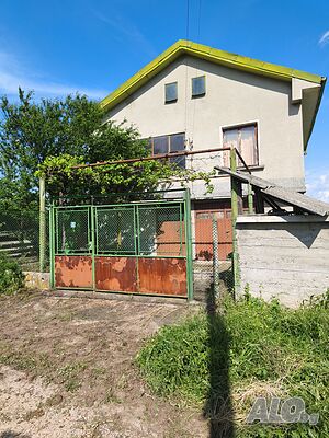 Масивна двуетажна къща с голям двор и панорамна тераса в с. Иван Вазово