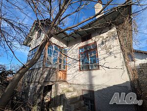 Двуетажна тухлена къща в близост до центъра на село Беляковец, област Велико Търново