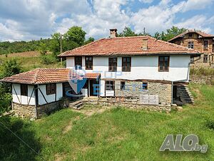 Двуетажна автентична къща в село Кисьовци, област Велико Търново