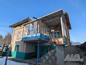 Двуетажна тухлена къща с голям двор в село Копривец, област Русе