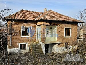 Двуетажна тухлена къща с голям двор в село Козловец, община Свищов