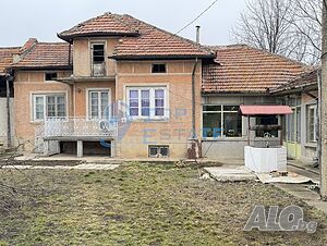 Тухлена къща с гараж и кладенец в село Климентово, област Велико Търново.