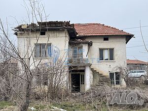 Двуетажна къща с голям двор в село Страхилово, област Велико Търново