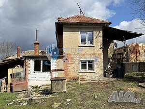 Двуетажна тухлена къща с кладенец в село Ново Градище, област Велико Търново