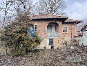 Двуетажна къща с кладенец и стопанска постройка в село Николаево, област Велико Търново