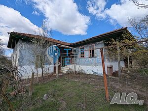 Къща с голям двор и кладенец в село Благоево, област Велико Търново