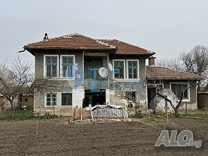 Двуетажна тухлена къща с кладенец в село Ресен, област Велико Търново