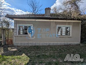 Едноетажна тухлена къща на главната улица на село Ново градище, област Велико Търново