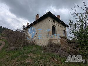 Голям двор със стара къща в покрайнините на село Михалци, област Велико Търново