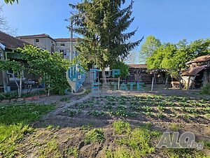 Двуетажна къща със поддържан двор и стопански постройки в село Козаревец