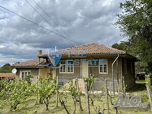 Къща с кладенец и голям двор в село Сушица, област Велико Търново