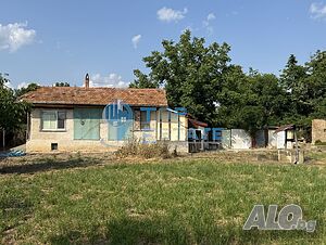 Тухлена къща с кладенец и стопански постройки в село Драганово, област Велико Търново