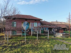 Къща с кладенец, гараж и стопански постройки в село Долна Липница, област Велико Търново
