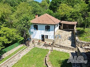 Реновирана къща с четири спални в Тревненския балкан