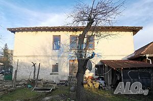 Двуетажна къща с шест стаи и вътрешна баня с тоалетна в село Беброво