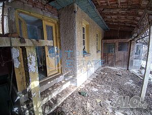 Едноетажна тухлена къща с кладенец в село Сушица