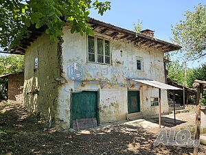 Автентична двуетажна къща с голям двор в с. Мусина