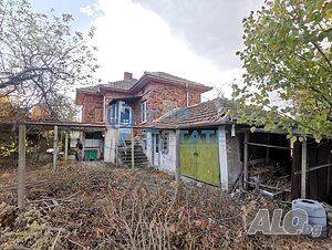 Тухлена къща с гараж и голям двор в село Джулюница, област Велико Търново