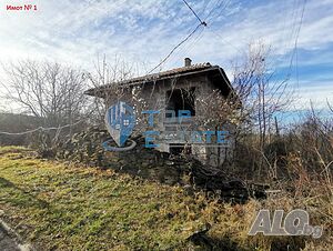 Пет къщи и два парцела в село Кавлак, област Велико Търново