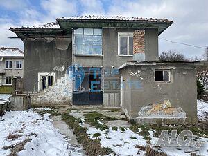 Двуетажна тухлена къща с кладенец в село Музга, област Габрово