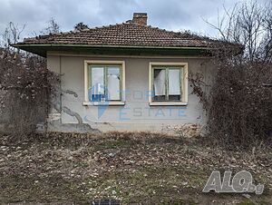 Едноетажна къща с гараж и кладенец в село Сушица