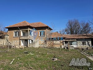 Тухлена къща с кладенец и голям двор в село Павел