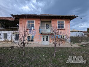 Двуетажна тухлена къща с голям двор и кладенец в село Климентово