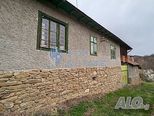 Двуетажна автентична къща с каменни основи в близост до град Дряново