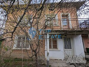 Двуетажна тухлена къща с гараж в с. Добромирка, област Габрово