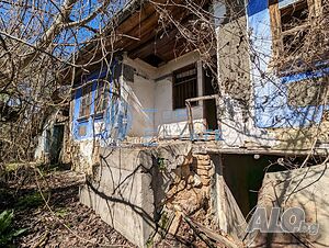 Парцел със стара къща и кладенец в село Сушица