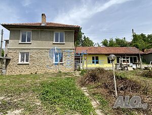 Двуетажна тухлена къща с голям двор в с. Косарка, област Габрово.
