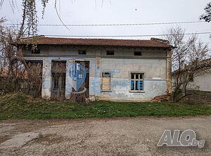 Двуетажна тухлена къща в село Миндя