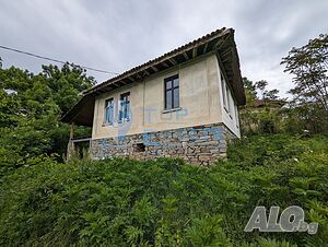 Къща с каменни основи и панорамна гледка в село Миндя