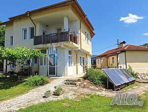 Две къщи за гости в голям двор с басейн и панорамна гледка в село Войнежа