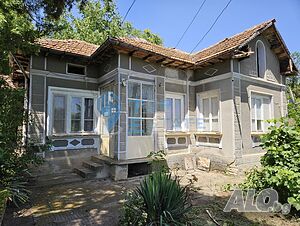 Къща с голям двор и два гаража в село Горна Липница
