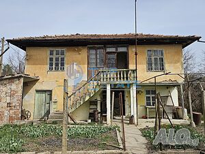 Двуетажна къща с голям двор в село Върбица, област Велико Търново