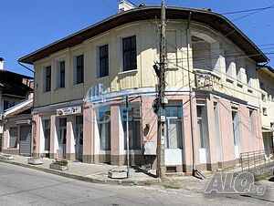 Двуетажна тухлена къща в гр. Елена, област Велико Търново