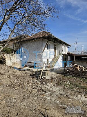 Реновирана къща с голям двор и гараж в село Самоводене