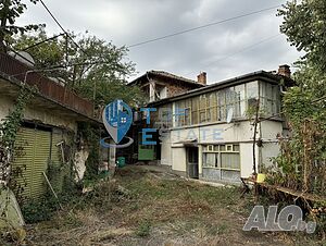 Двуетажна тухлена къща с гараж в гр. Златарица, област Велико Търново