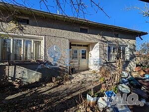 Едноетажна къща с вътрешна баня и тоалетна в село Буря