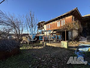 Къща с каменни основи в с. Малки чифлик, област Велико Търново