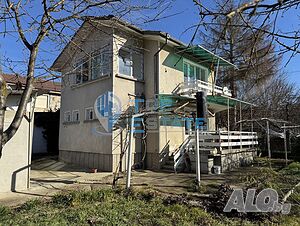 Двуетажна масивна къща с допълнителна постройка в с. Соколово, област Габрово.