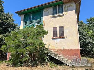 Двуетажна къща с голям парцел в Морската градина