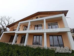 Реновирана триетажна къща в село Рогачево