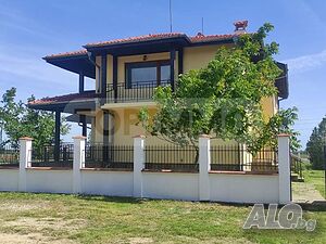 Чудесна къща на три нива в село Царичино