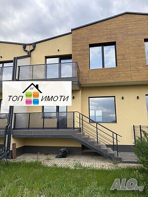 Двуетажна къща 230 кв.м РЗП 190 кв.м двор в Западен