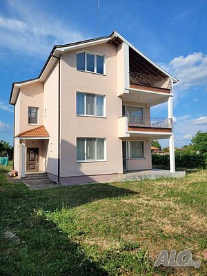 Mасивна къща с двор от 890 кв.м, само на 15 км от Пловдив!