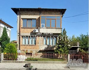 Етаж от къща с гараж и двор с отделен вход в с. Крумово