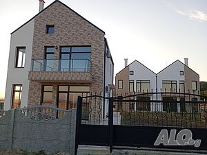 Мак Роуз продава къщи в Кошарица